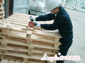 工作人员正在进行取样